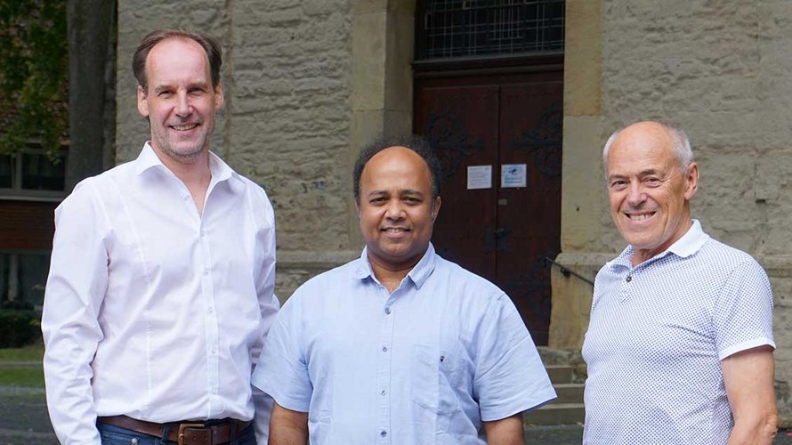 Christian Tripp, Pfarrer Joseph Thota und Gerd Buller (von links). | Foto: Maria Kessing