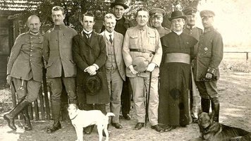 Gruppenbild aus dem Jahr 1918 mit Klerikern und Offizieren im deutsch besetzten Litauen.