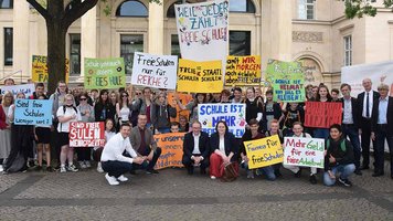 Schülerschaft des bischöflichen Gymnasiums Cäcilienschule in Wilhelmshaven bei einer Demonstration in Hannover