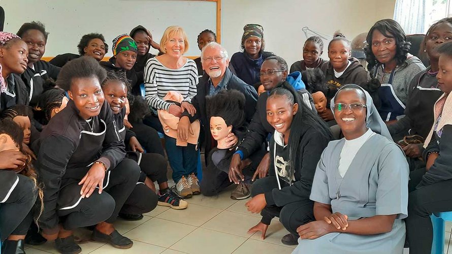 Alfons Nowak inmitten einer Gruppe junger Frauen in Nairobi, die eine Ausbildung zu Friseurinnen machen. | Foto: privat