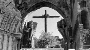 Zum Sinnbild und Mahnzeichen wurde das nach Kriegsende 1945 am Paulusdom in Münster aufgestellte Kreuz aus verkohlten Dachbalken am Ort der Verwüstung.