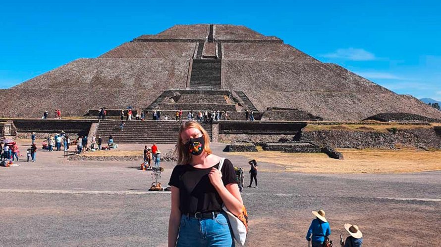 Laura Schulze Bisping an der Pyramide „del Sol“ in Teotihuacán, nahe Mexiko-Stadt. | Foto: privat
