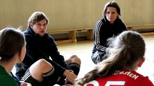 Von Janis Hohenhövel und Ulrike Meyer (rechts) vom Fußball- und Leichtathletik-Verband Westfalen lernen die Schüler, was es heißt, Trainerin zu sein. | Foto: Melanie Ploch