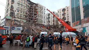 Retter bergen Verschüttete nach Erdbeben in Diyarbakir, Türkei