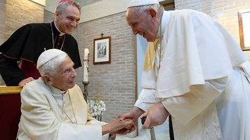 Papst Franziskus besucht Benedikt XVI.