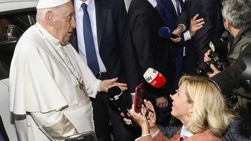 Papst Franziskus vor einer Gruppe Journalisten