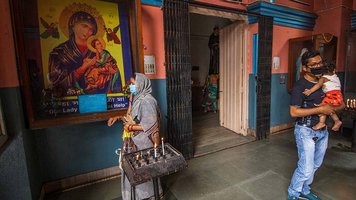 Christen in einer Kirche in Indien