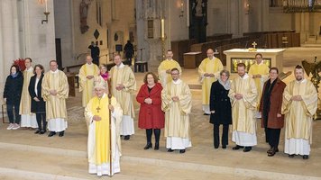 Die neu geweihten Diakone mit ihren Ehefrauen und Bischof Felix Genn.