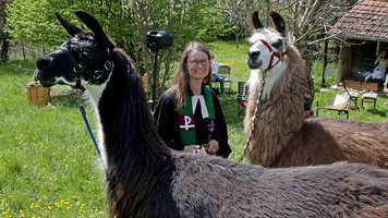 Pfarrerin Ulrike Schaich ist mit zwei Lamas zu sehen.