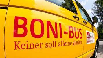Die Front eines gelben Bullis mit der Aufschrift "Boni-Bus"