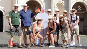 Ein Selfie mit dem nicht ganz echten Papst machte dieser Gruppe aus Duisburg-Rheinhausen.