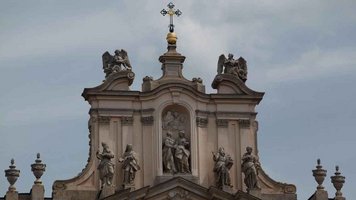 Fassade einer katholischen Kirche in Warschau