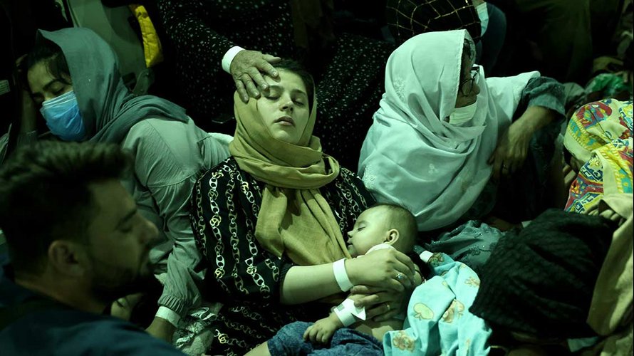 Mutter mit Kind: Flucht aus Afghanistan (2021). | Foto: Giorgos Moutafis (BILD)