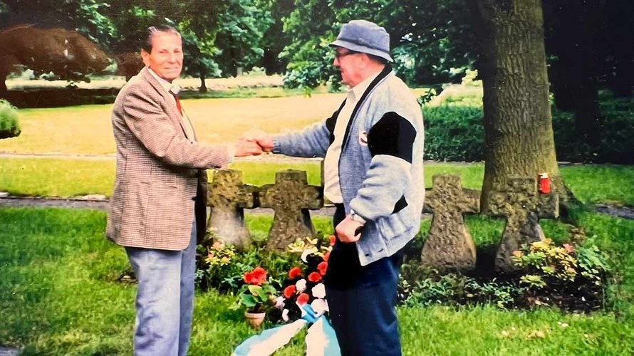 1993 traf Bernhard Frahling (rechts) seinen Lebensretter Joseph Peter Czerny und konnte ihm danken. | Foto: privat