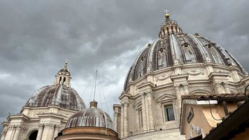 Kuppel des Petersdoms in Rom vor dunklen Wolken 