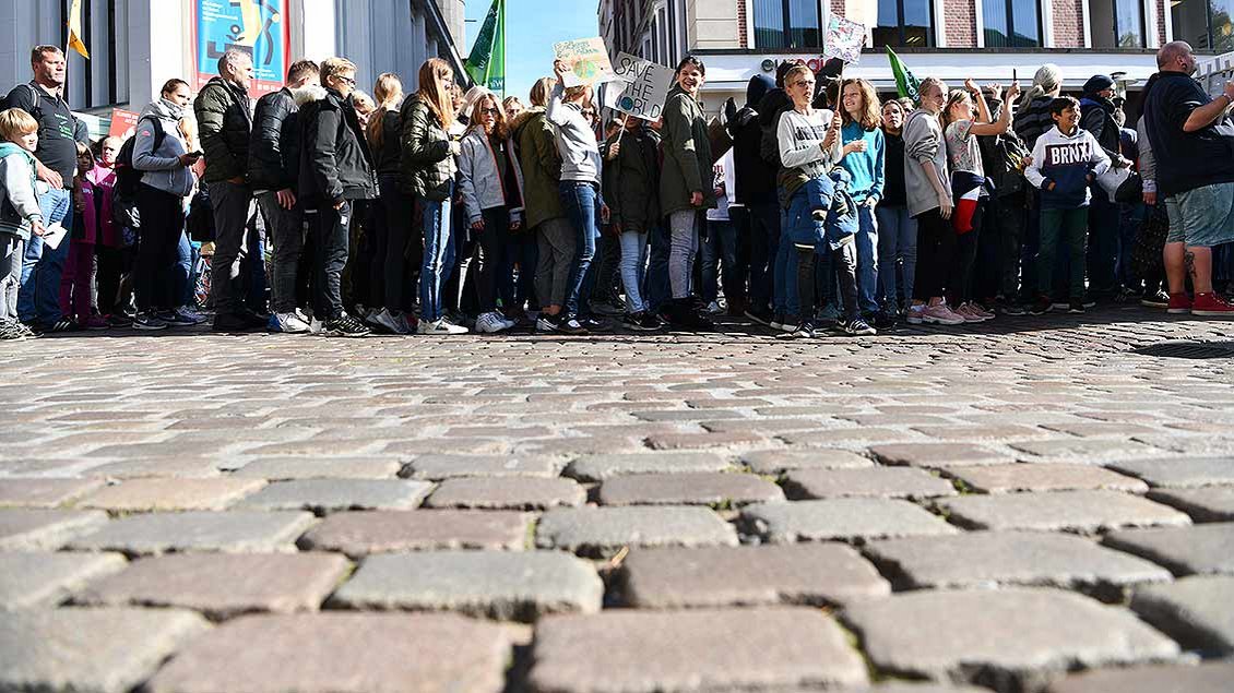 Demo in Münsters "Guter Stube": Es geht über das Kopfsteinpflaster des Prinzipalmarktes. | Foto: MIchael Bönte