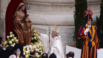 Papst Franziskus und Marienstatue