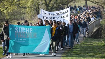 1500 Schüler auf ihrem Demonstrationszug um den münsterschen Aasee.