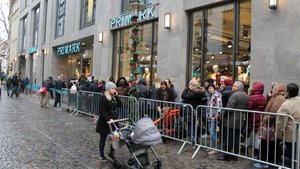 Schlangestehen bei der Eröffnung von Primark in Münster. Das Unternehmen verkauft billige, schnell wechselnde Mode. | Foto: Karin Weglage