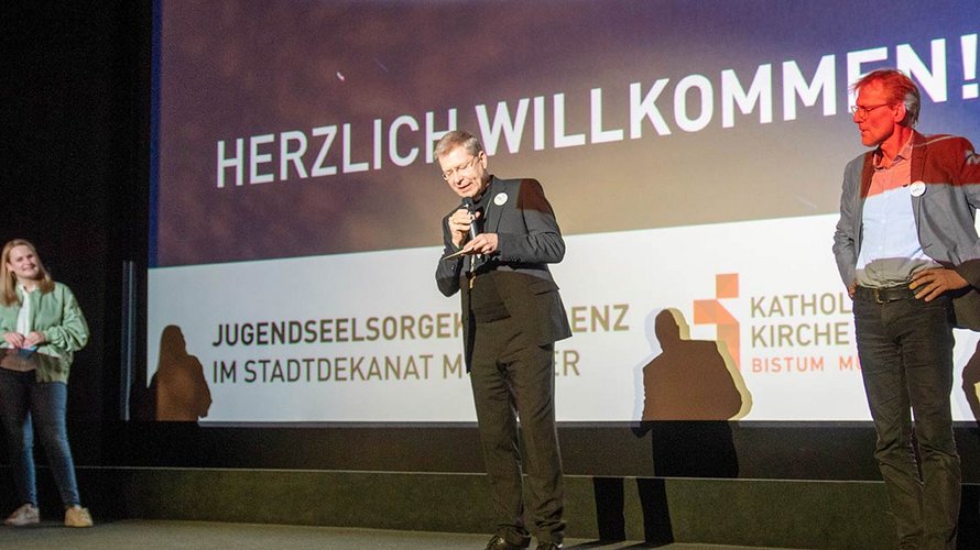 Weihbischof Stefan Zekorn begrüßte die Jugendlichen des FirmFilmFestivals im Cineplex Münster. | Foto: Ann-Christin Ladermann (pbm)