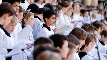 Die Kinderchöre am Kölner Dom singen