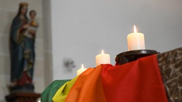 Regenbogenfahne auf einem Altar