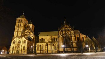 Paulusdom in Münster wird angestrahlt