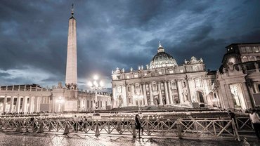 Vatikan mit dunklen Wolken