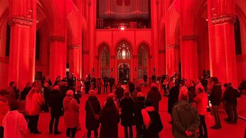 Rotes Licht im Kirchenraum