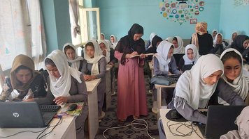 Unterricht mit jungen Frauen in Afghanistan