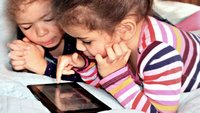 Kinder spielen am Tablet-Computer.
