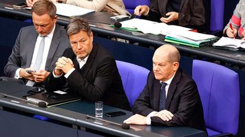 Lindner, Habeck und Scholz sitzen im Bundestag