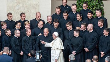 Papst Franziskus mit Seminaristen