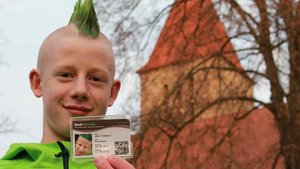 Leon mit seinem Foodsharing-Ausweis. Den zeigt er vor, wenn er Lebensmittel, die nicht mehr verkauft werden, in den Geschäften abholt. | Foto: Marie-Theres Himstedt
