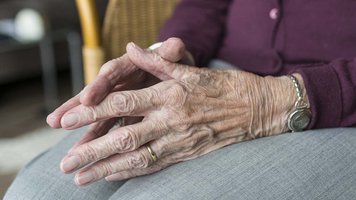 Die Hände einer Seniorin