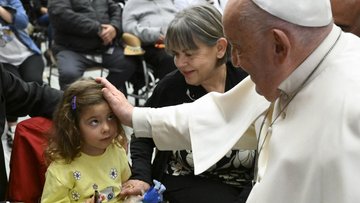 Papst Franziskus segnet ein Kind
