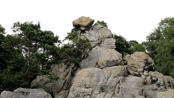 Die Felsformation Hockendes Weib in den Dörenther Klippen ist ein beliebtes Ausflugsziel im Münsterland: | Foto: pd