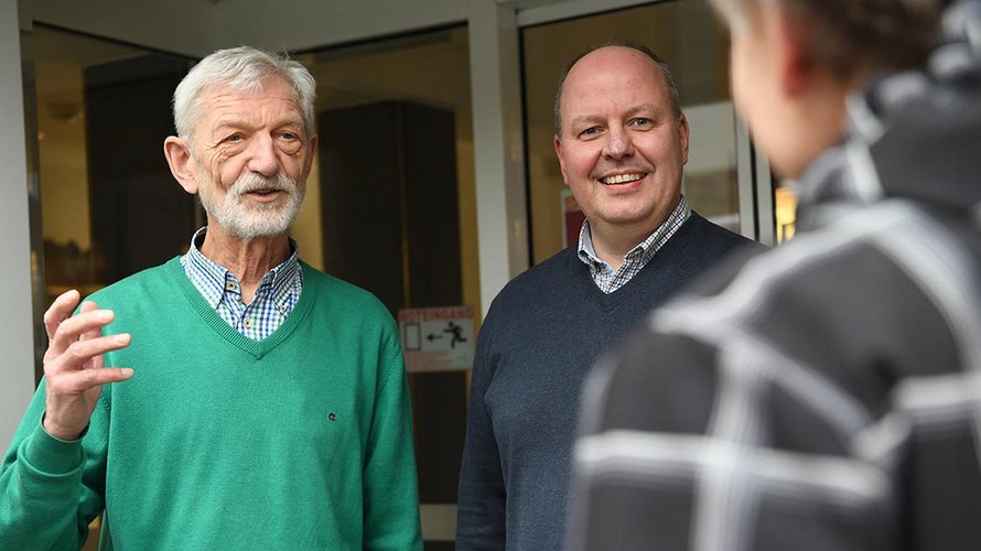 Bernd Mülbrecht (links) und Dietmar Davids von der Bischof-Hermann-Stiftung. | Foto: Michael Bönte