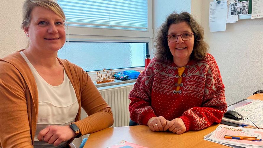 Olivia Papenberg (links) und Nicola Eisenbart koordinieren beim Caritasverband Bocholt die Hilfen der Familienpaten. | Foto: Johannes Bernard