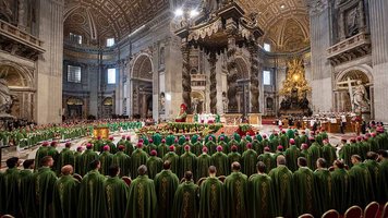 Bischöfe bei Gottesdienst im Petersdom