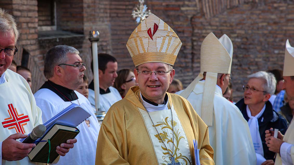 Weihbischof Hegge vor der Lateran-Basilika