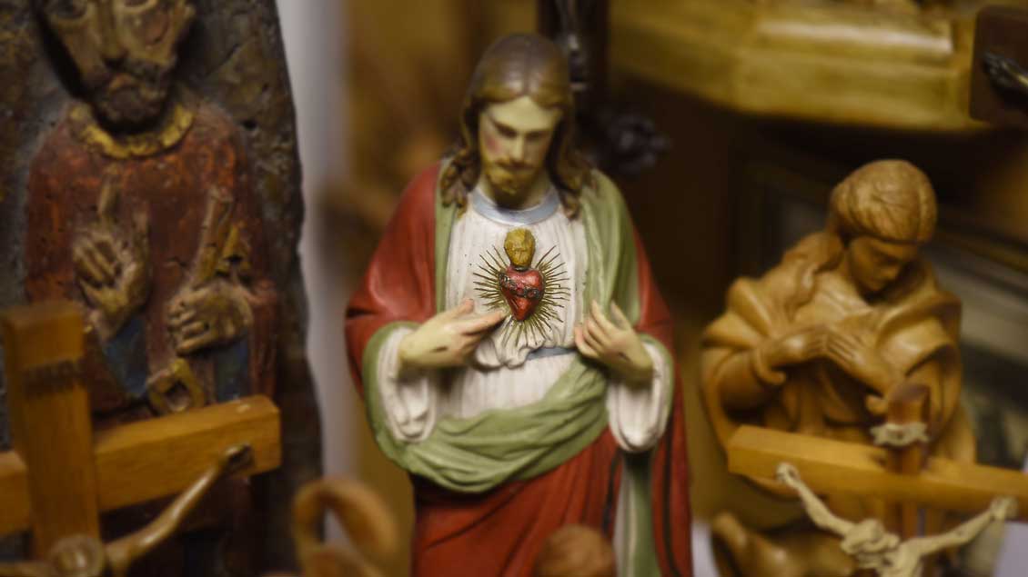 Von Heiligen umringt: Herz-Jesu-Darstellung in einer Kammer der St.-Josef-Gemeinde in Münster Kinderhaus. | Foto: Michael Bönte