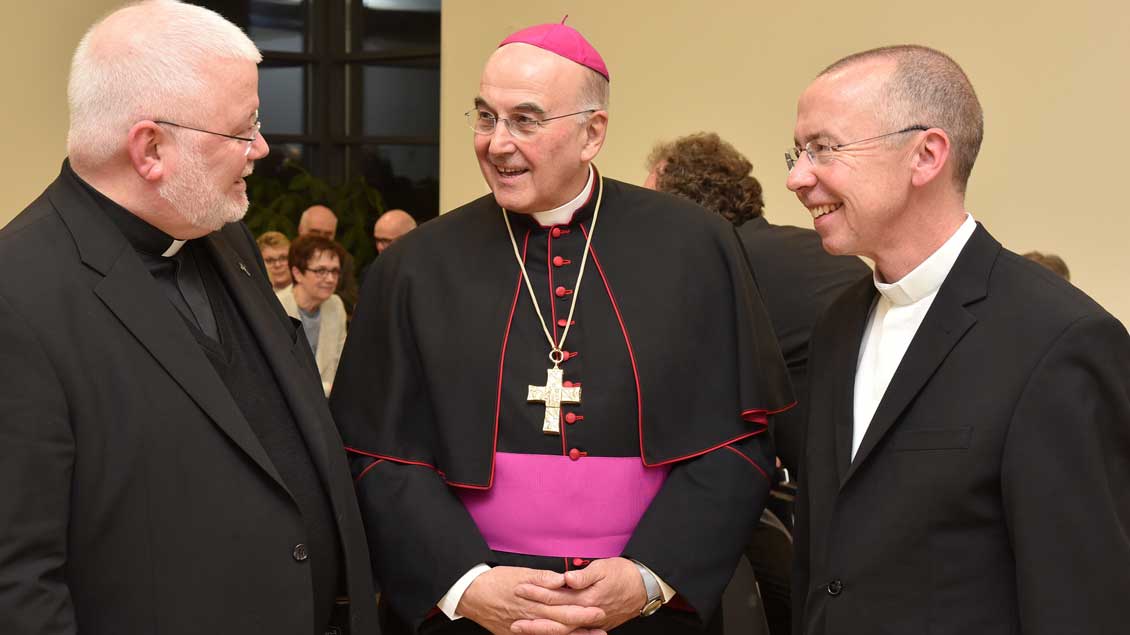 Prälat Peter Kossen (rechts) mit Bischof Felix Genn (Mitte) und Prälat Bernd Winter (links). Foto: pd