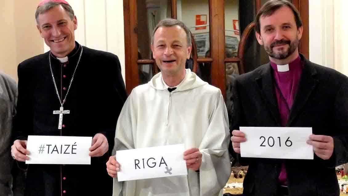 Frère Alois, Prior der ökumenischen Gemeinschaft von Taizé (Mitte), und der katholische Erzbischof von Riga, Zbigņevs Stankevics (links). Foto: KNA