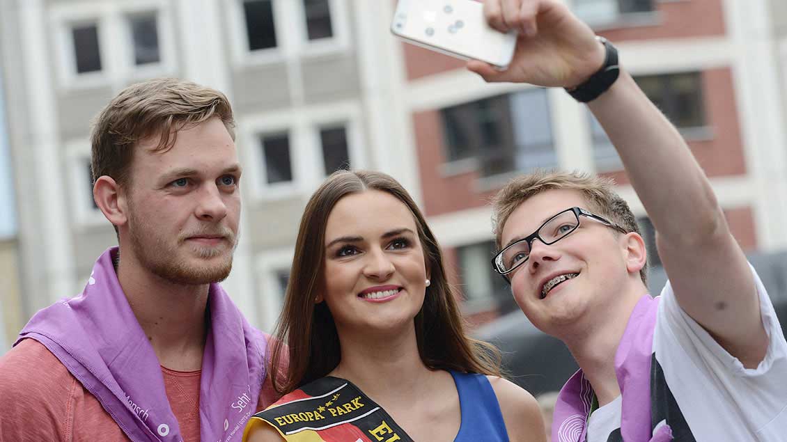 Selfie – Katholikentags-Teilnehmer in Leipzig fotografieren sich zusammen mit Lena Bröder. Foto: Michael Bönte