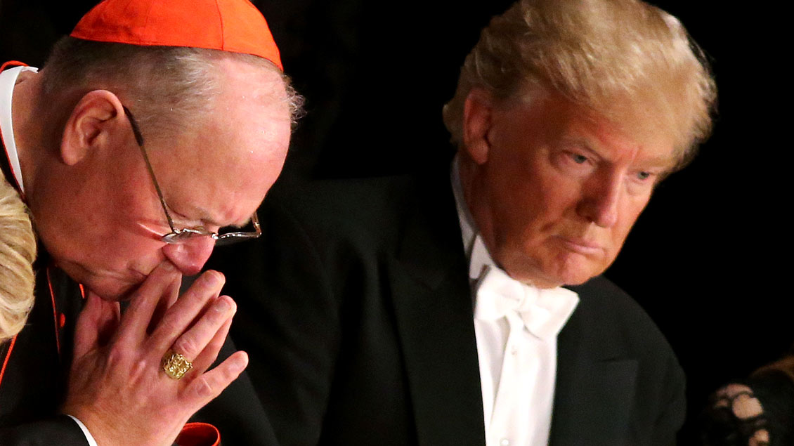 Erzbischof Timothy Dolan (links) und der künftige US-Präsident Donald Trump bei einem katholischen Spenden-Galadinner im Oktober 2016 in New York.