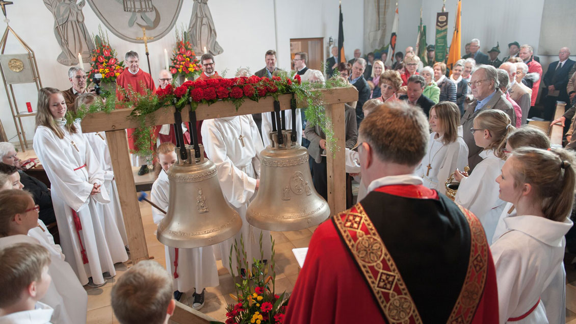 Die Messe zur Glockenweihe ist gut besucht. Unter anderem sind Vertreter des Bistums Münster, der Stadt Werne und der örtlichen Bürgervereine anwesend. | Foto: Constantin Rimpel