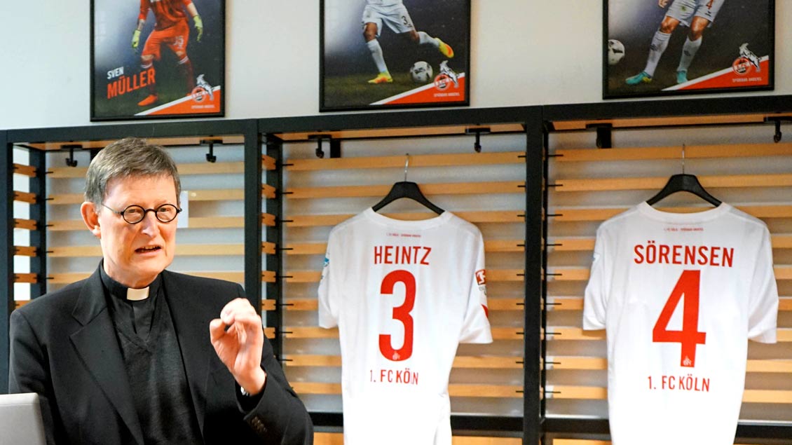 Sieht sich nicht als Coach oder Kapitän, sondern „im Mittelfeld als Zehner“: Kardinal Rainer Maria Woelki in den Mannschaftskabinen des 1. FC Köln.