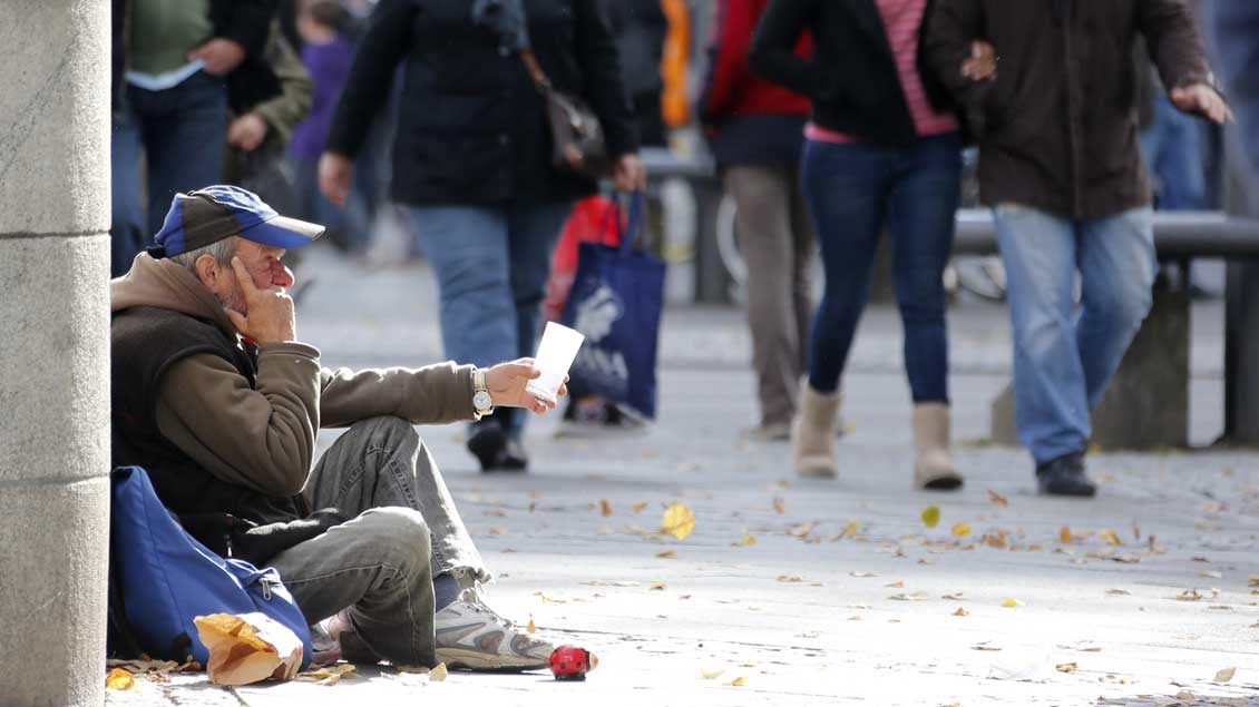 Ein Bettler in Berlin. Foto: Reuters