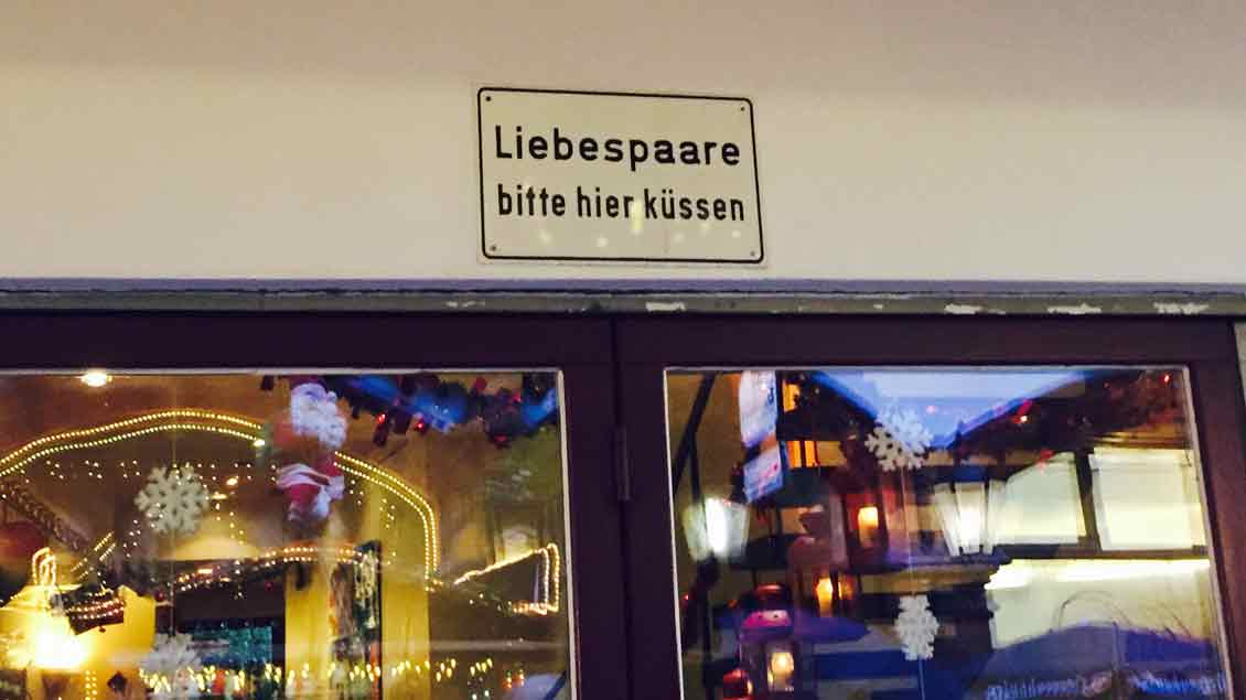 Öffentliche „Kuss-Zone“ vor einem Café in Hannover.
